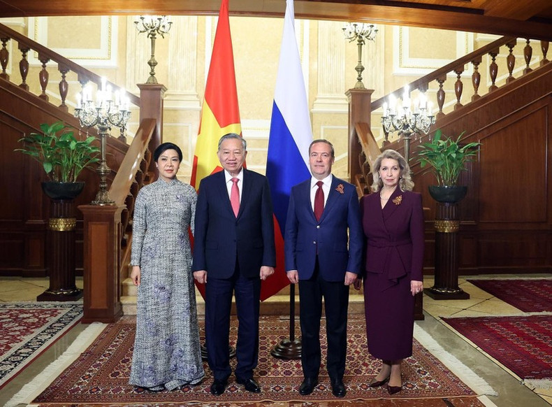 El secretario general del PCV, To Lam, y su esposa, junto a Dmitry Medvedev, presidente del partido Rusia Unida y vicepresidente del Consejo de Seguridad de la Federación de Rusia, y su cónyuge. (Foto: THONG NHAT/VNA) El secretario general del PCV, To Lam, y su esposa, junto a Dmitry Medvedev, presidente del partido Rusia Unida y vicepresidente del Consejo de Seguridad de la Federación de Rusia, y su cónyuge. (Foto: THONG NHAT/VNA)