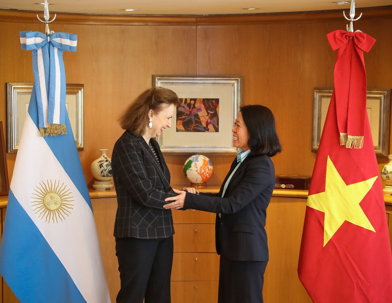 La a canciller argentina, Diana Mondino, y la embajadora vietnamita, Ngo Minh Nguyet. (Foto: VNA)