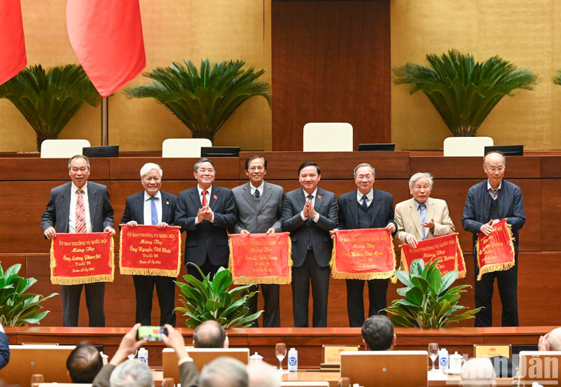 Los vicepresidentes de la ANV, Nguyen Khac Dinh y Nguyen Duc Hai, entregan pancartas de longevidad a los delegados jubilados. Los vicepresidentes de la ANV, Nguyen Khac Dinh y Nguyen Duc Hai, entregan pancartas de longevidad a los delegados jubilados.