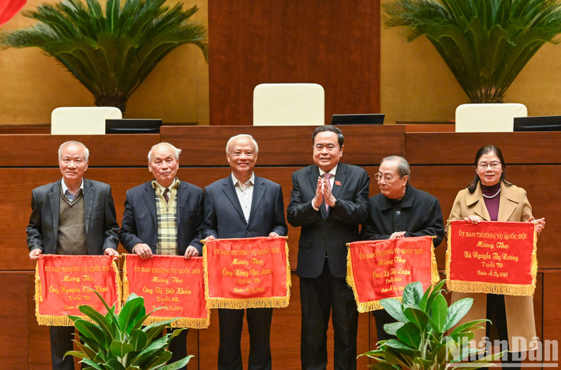El presidente de la ANV, Tran Thanh Man, entrega pancartas de longevidad a los delegados jubilados. El presidente de la ANV, Tran Thanh Man, entrega pancartas de longevidad a los delegados jubilados.
