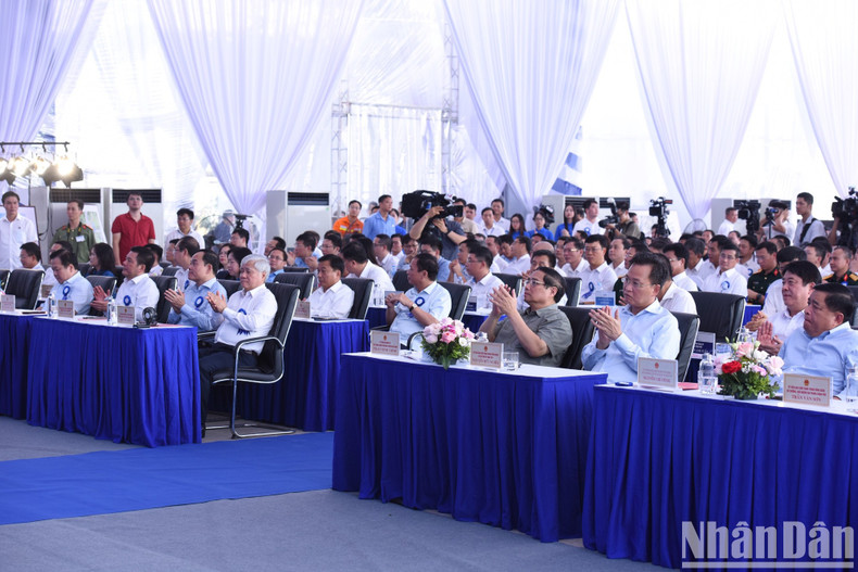 El primer ministro Pham Minh Chinh y los delegados a la ceremonia. El primer ministro Pham Minh Chinh y los delegados a la ceremonia.