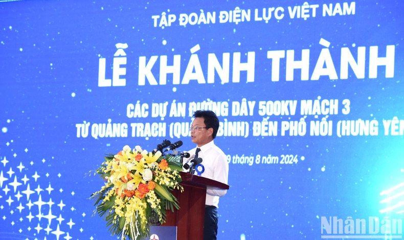 El presidente de la junta directiva de la Corporación de Ferrocarriles de Vietnam, Dang Sy Manh, interviene en el evento. El presidente de la junta directiva de la Corporación de Ferrocarriles de Vietnam, Dang Sy Manh, interviene en el evento.
