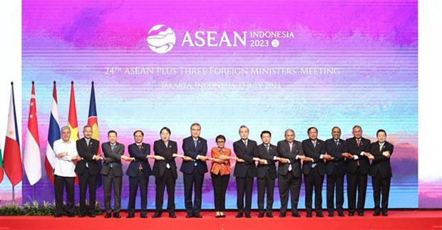 El canciller de Vietnam, Bui Thanh Son (cuarto desde la izquierda), en la reunión de Asean+3. (Foto: Yonhap/ VNA) El canciller de Vietnam, Bui Thanh Son (cuarto desde la izquierda), en la reunión de Asean+3. (Foto: Yonhap/ VNA)