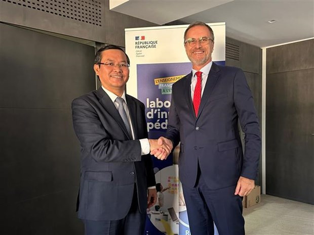 El viceministro de Educación y Formación de Vietnam, Nguyen Van Phuc, y el director de AEFE, Olivier Brochet. (Foto: VNA)