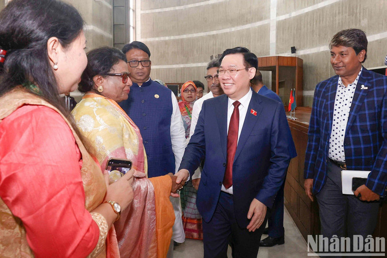 El presidente de la AN, Vuong Dinh Hue, y los delegados del órgano legislativo de Bangladés. El presidente de la AN, Vuong Dinh Hue, y los delegados del órgano legislativo de Bangladés.