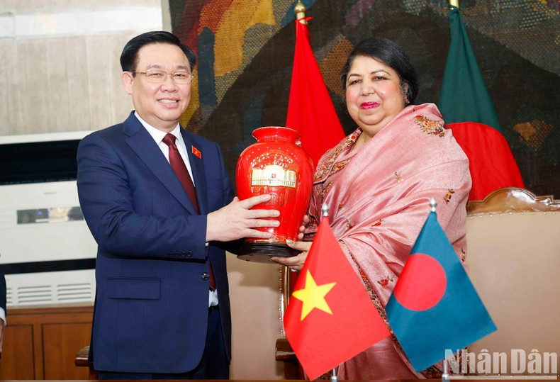 El presidente de la AN de Vietnam, Vuong Dinh Hue, entrega un recuerdo a su homóloga bangladeshí. El presidente de la AN de Vietnam, Vuong Dinh Hue, entrega un recuerdo a su homóloga bangladeshí.