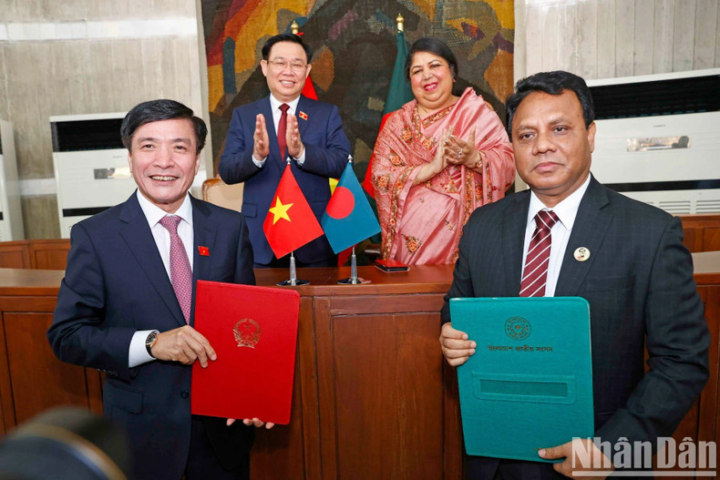 Dinh Hue y Shirin Sharmin Chaudhury presencian la firma de un memorando de entendimiento sobre cooperación entre sus órganos. Dinh Hue y Shirin Sharmin Chaudhury presencian la firma de un memorando de entendimiento sobre cooperación entre sus órganos.