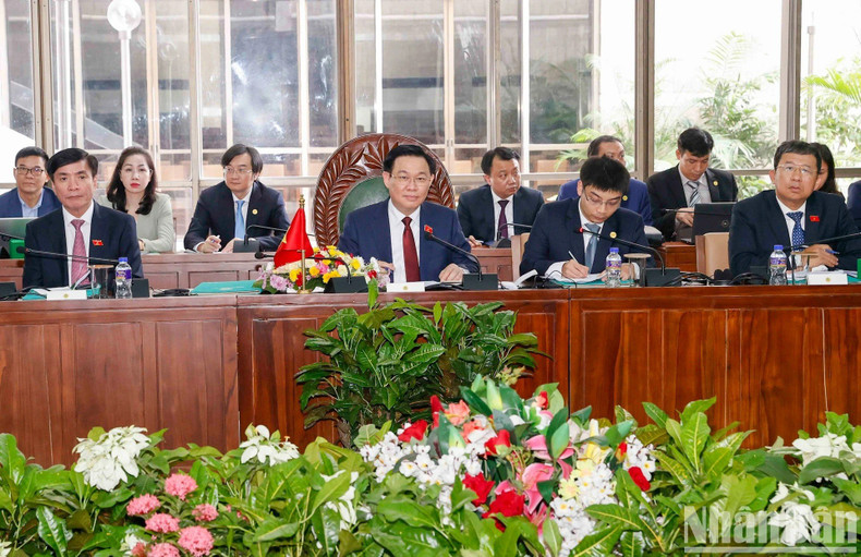 El presidente de la AN de Vietnam, Vuong Dinh Hue, habla en el encuentro. El presidente de la AN de Vietnam, Vuong Dinh Hue, habla en el encuentro.