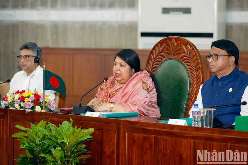 La presidenta de la AN de Bangladés, Shirin Sharmin Chaudhury, habla en la reunión. La presidenta de la AN de Bangladés, Shirin Sharmin Chaudhury, habla en la reunión.