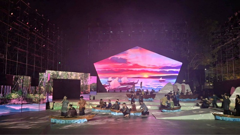 Actuación artística en el evento.