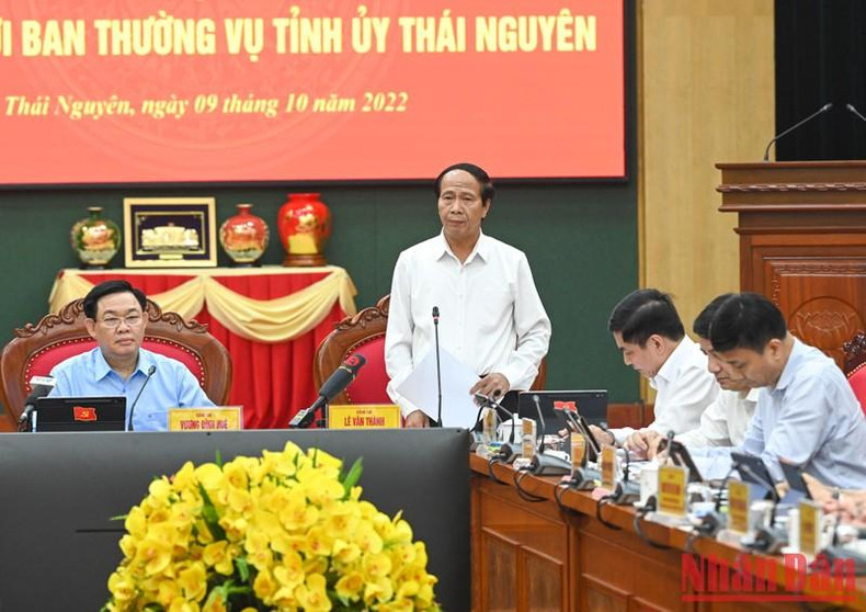 El viceprimer ministro Le Van Thanh, interviene en la cita.