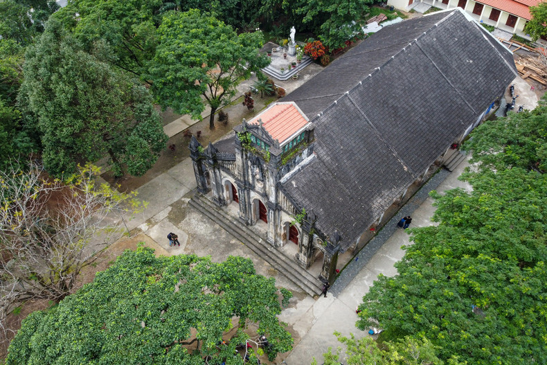 La obra se distingue por su arquitectura al estilo francés y por el uso de materiales que incluyen roca y un mortero hecho a partir de polvo de cal, líquido obtenido de la corteza de la planta Litsea y lianas trituradas de la planta Cuscuta. La obra se distingue por su arquitectura al estilo francés y por el uso de materiales que incluyen roca y un mortero hecho a partir de polvo de cal, líquido obtenido de la corteza de la planta Litsea y lianas trituradas de la planta Cuscuta.