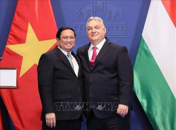 El primer ministro Pham Minh Chinh y su homólogo húngaro Viktor Orbán. (Foto: VNA)