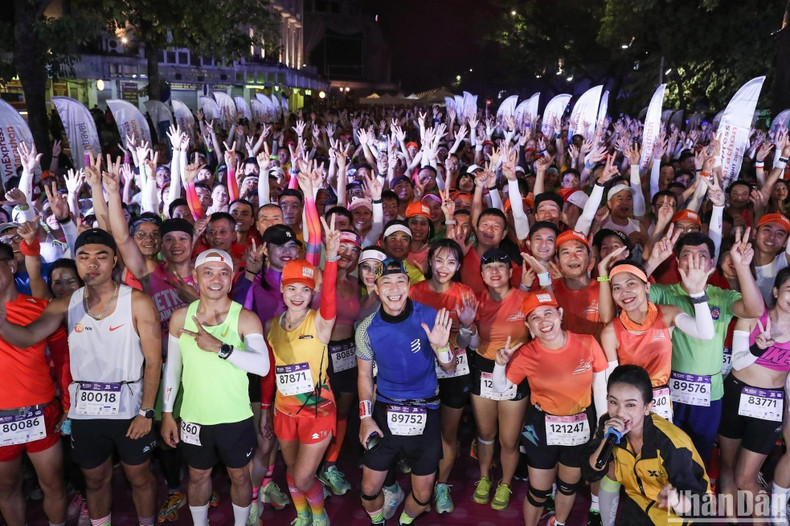 Miles de atletas se concentran fuera de la oficina de correos de Hanói, listos a recorrer las calles de la capital por la noche para conquistar el premio. Miles de atletas se concentran fuera de la oficina de correos de Hanói, listos a recorrer las calles de la capital por la noche para conquistar el premio.