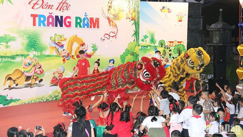 El Comité organizador otorga obsequios a niños de la comunidad vietnamita asentada en Vientián. El Comité organizador otorga obsequios a niños de la comunidad vietnamita asentada en Vientián.