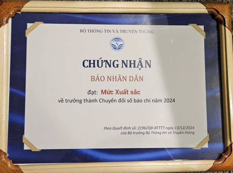 El certificado que honra a Nhan Dan por sus excelentes labores en la transformación digital en 2024. El certificado que honra a Nhan Dan por sus excelentes labores en la transformación digital en 2024.