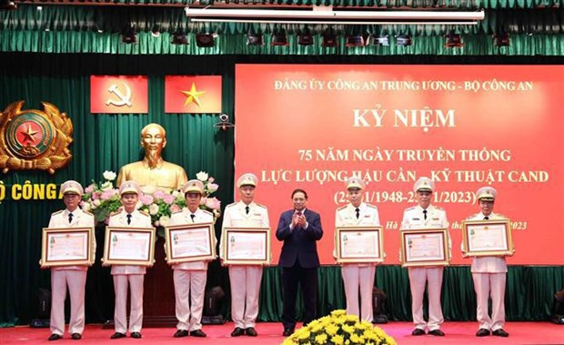El premier Pham Minh Chinh participa en el 75 Aniversario del Día tradicional de la Fuerza Logística y Técnica de la Seguridad Pública. (Fotografía: VNA) El premier Pham Minh Chinh participa en el 75 Aniversario del Día tradicional de la Fuerza Logística y Técnica de la Seguridad Pública. (Fotografía: VNA)