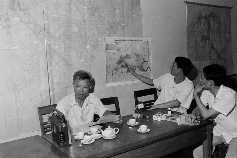 El subdirector general de la VNA, Do Phuong, siguiendo la situación del campo de batalla en un mapa de Saigón. Foto: VNA