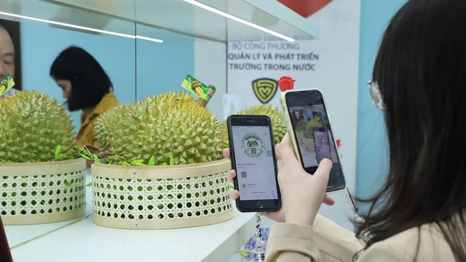 Los consumidores pueden rastrear fácilmente el origen de los productos a través del teléfono. (Foto: VNA)