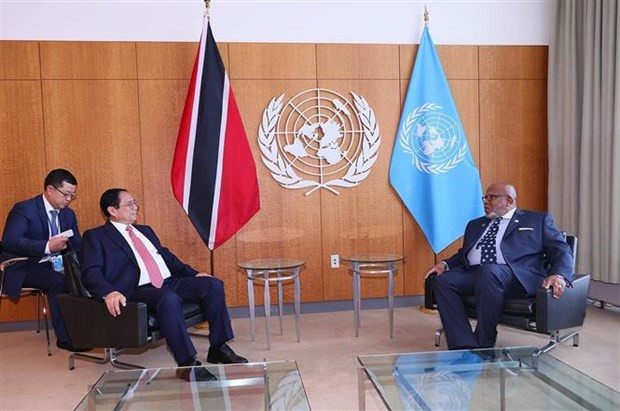 El primer ministro de Vietnam, Pham Minh Chinh, y el presidente del 78º período de sesiones de la Asamblea General de la ONU, Dennis Francis. (Fuente: VNA)