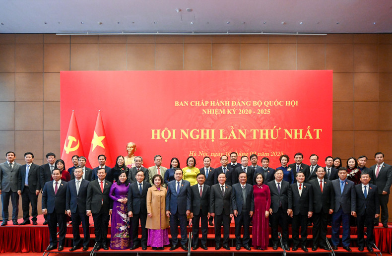 El secretario del Comité partidista de la ANV y presidente de este órgano, Tran Thanh Man, y el miembro permanente del Secretariado del PCV, Tran Cam Tu, junto con los delegados. El secretario del Comité partidista de la ANV y presidente de este órgano, Tran Thanh Man, y el miembro permanente del Secretariado del PCV, Tran Cam Tu, junto con los delegados.