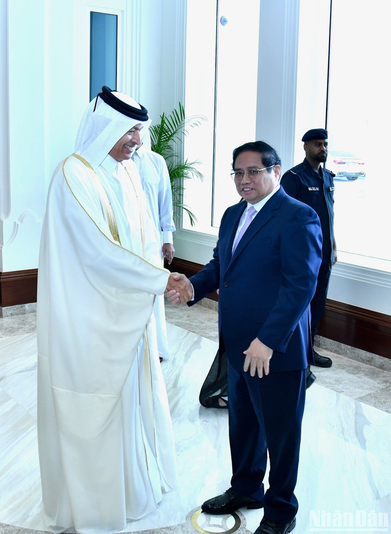 El primer ministro Pham Minh Chinh y el presidente de la Asamblea Consultiva de Catar, Hassan bin Abdullah Al-Ghanim se estrechan la mano. (Foto: Thanh Giang)