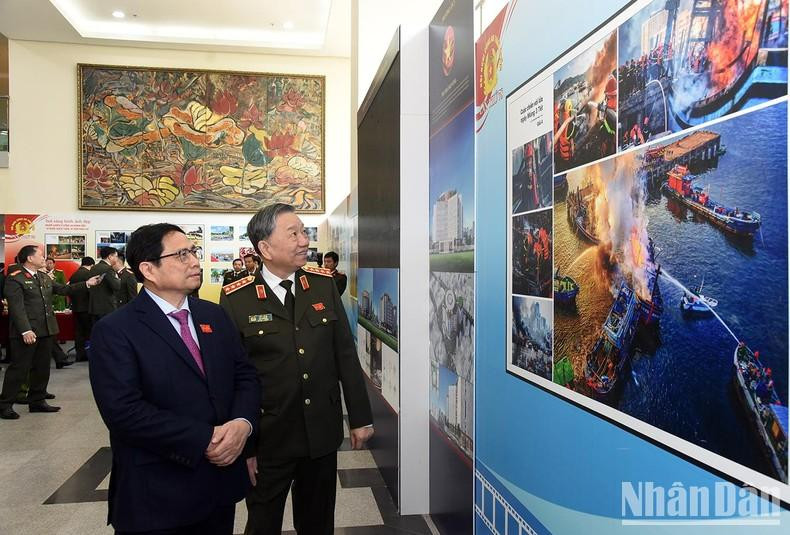 El primer ministro, Pham Minh Chinh, y el ministro de Seguridad Pública, visitan una exposición fotográfica sobre las actividades de las fuerzas policiales. El primer ministro, Pham Minh Chinh, y el ministro de Seguridad Pública, visitan una exposición fotográfica sobre las actividades de las fuerzas policiales.