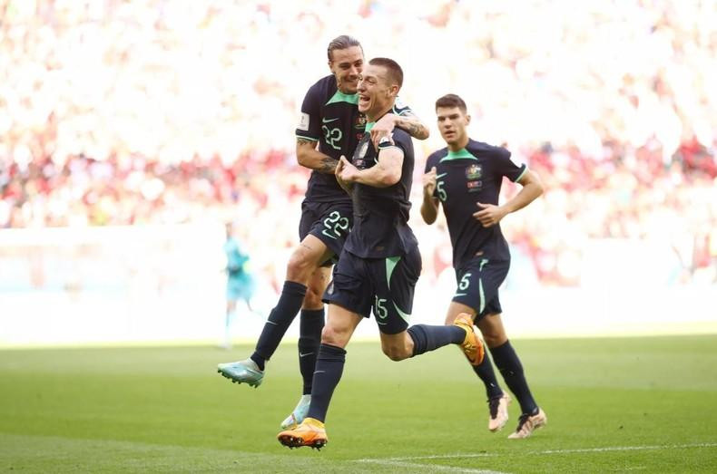 Mitchell Duke y sus compañeros celebran el gol de Australia. (Fotografía: FIFA)