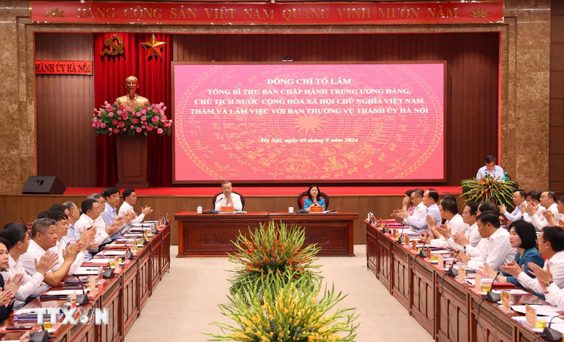 El líder partidista se reúne con el Buró Permanente del Comité del PCV en Hanói.