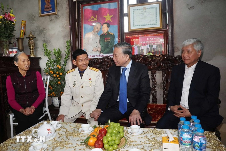 El líder partidista desea un Feliz Año Nuevo al Héroe de las Fuerzas Armadas Populares, Dinh Quoc Phong. (Foto: VNA)
