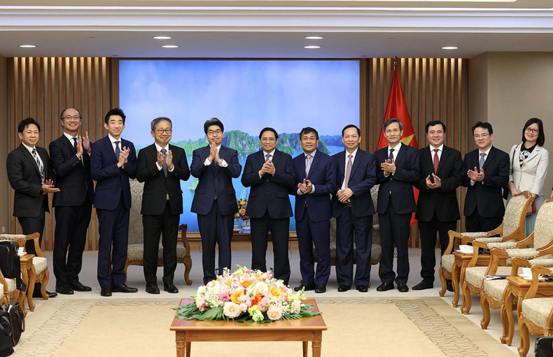 Miembros de la delegación del banco japonés y representantes de los ministerios, departamentos y sectores de Vietnam en la reunión. Miembros de la delegación del banco japonés y representantes de los ministerios, departamentos y sectores de Vietnam en la reunión.