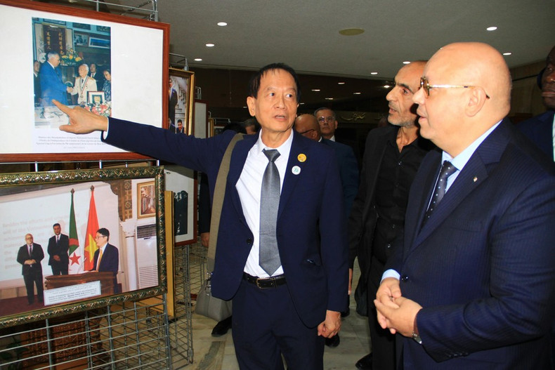 Los delegados visitan la exposición fotográfica sobre los hitos en las relaciones bilaterales. (Foto: VNA)