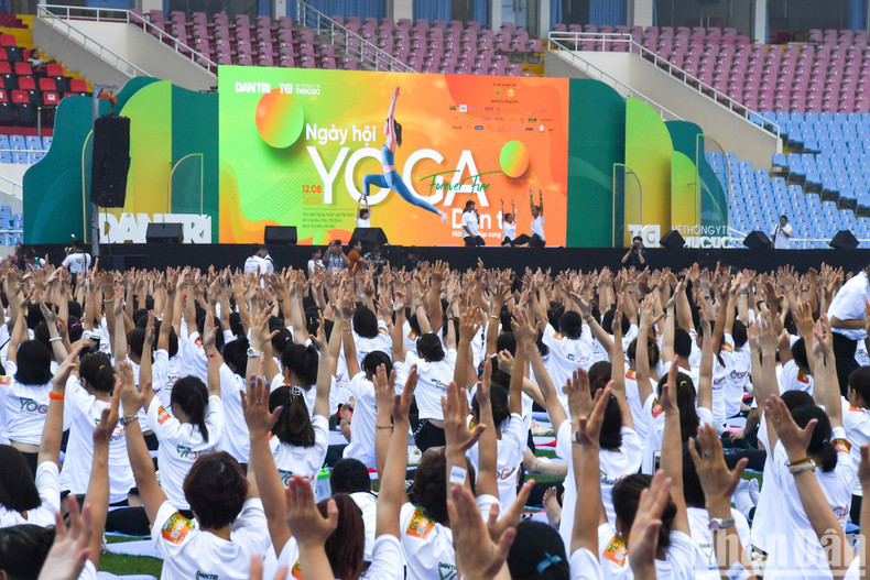Nutrida participación en actuación de Yoga en Hanói ảnh 5 Nutrida participación en actuación de Yoga en Hanói ảnh 5