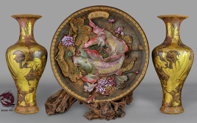 El plato de cerámica tallada más grande del mundo mide 137 cm y pesa 400 kg. Está hecho de arcilla y esmalte especial creado especialmente por el artesano a partir de cenizas de tallo de loto y sedimentos del río Hong (Rojo). (Fotografía: VNA) El plato de cerámica tallada más grande del mundo mide 137 cm y pesa 400 kg. Está hecho de arcilla y esmalte especial creado especialmente por el artesano a partir de cenizas de tallo de loto y sedimentos del río Hong (Rojo). (Fotografía: VNA)