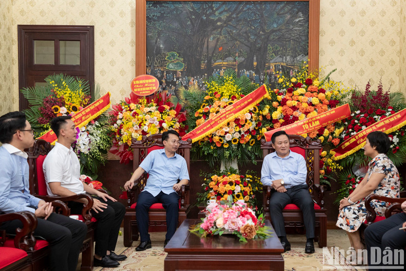 Encuentro entre la delegación del Servicio de Turismo de Hanói y los directivos de Nhan Dan. Encuentro entre la delegación del Servicio de Turismo de Hanói y los directivos de Nhan Dan.