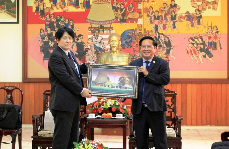 El presidente del Comité Popular de Kon Tum, Le Ngoc Tuan, entrega obsequio al cónsul general de Japón en Da Nang, Yakabe Yoshinori. (Fotografía: thoidai.com.vn) El presidente del Comité Popular de Kon Tum, Le Ngoc Tuan, entrega obsequio al cónsul general de Japón en Da Nang, Yakabe Yoshinori. (Fotografía: thoidai.com.vn)