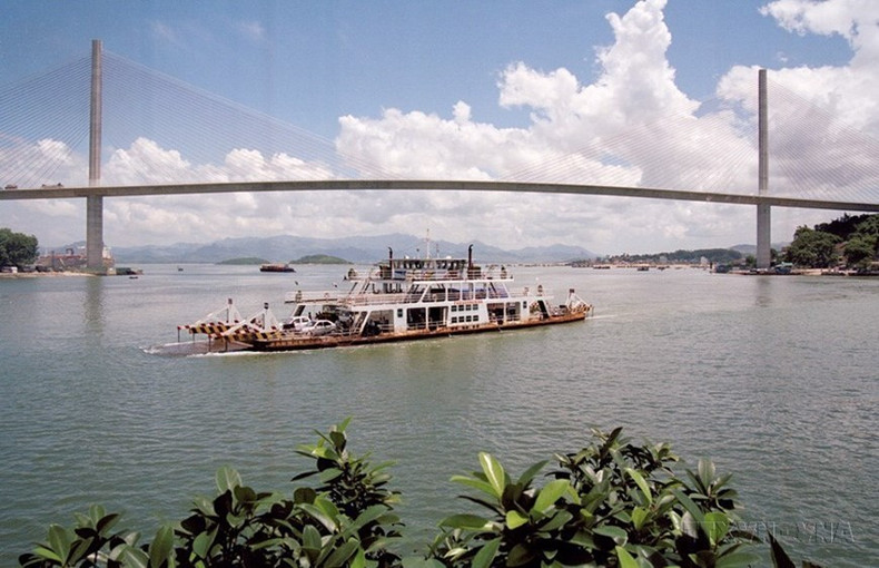 El puente Bai Chay (Quang Ninh) es una estrauctura atirantada construida con la Ayuda Oficial para el Desarrollo de Japón. (Fuente: VNA) El puente Bai Chay (Quang Ninh) es una estrauctura atirantada construida con la Ayuda Oficial para el Desarrollo de Japón. (Fuente: VNA)