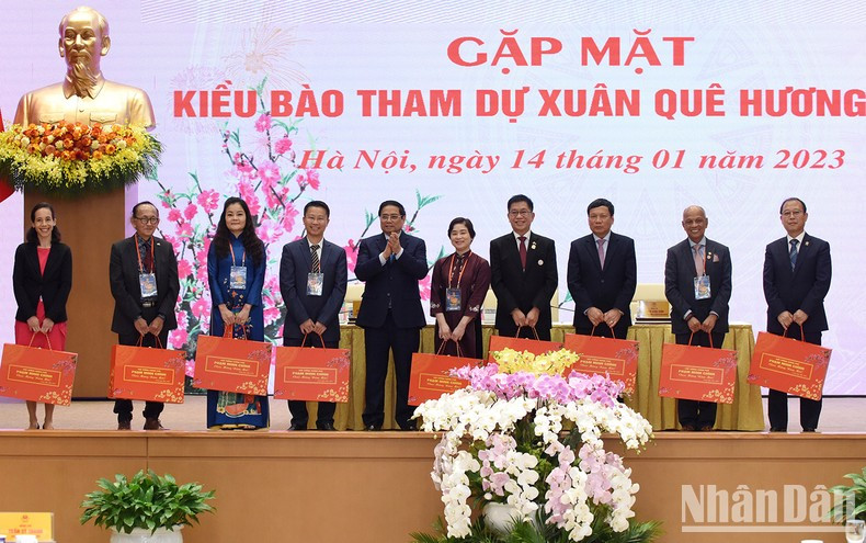 El primer ministro, Pham Minh Chinh, entrega obsequios a los delegados. El primer ministro, Pham Minh Chinh, entrega obsequios a los delegados.