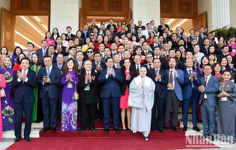 El primer ministro, Pham Minh Chinh, se toma una foto de recuerdo con los participantes. El primer ministro, Pham Minh Chinh, se toma una foto de recuerdo con los participantes.
