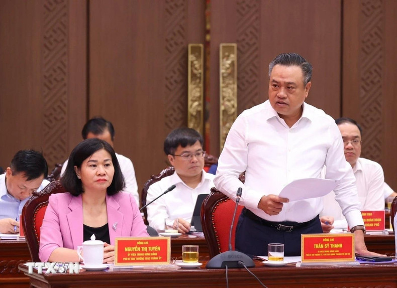 Tran Sy Thanh, vicesecretario del Comité partidista y presidente del Comité Popular de Hanói, presenta un informe en la reunión.