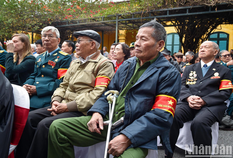 Soldados de las Fuerzas Aéreas Populares de Vietnam asisten a la exposición. Soldados de las Fuerzas Aéreas Populares de Vietnam asisten a la exposición.
