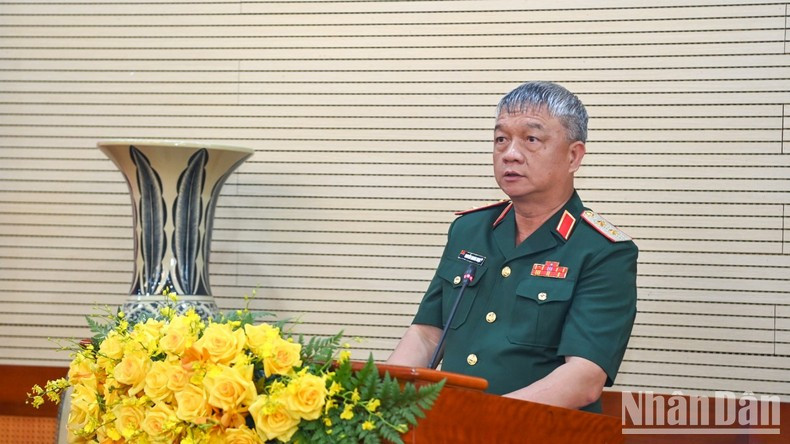 El teniente general Nguyen Quang Ngoc, comandante de la Zona Militar 3, interviene en la cita.