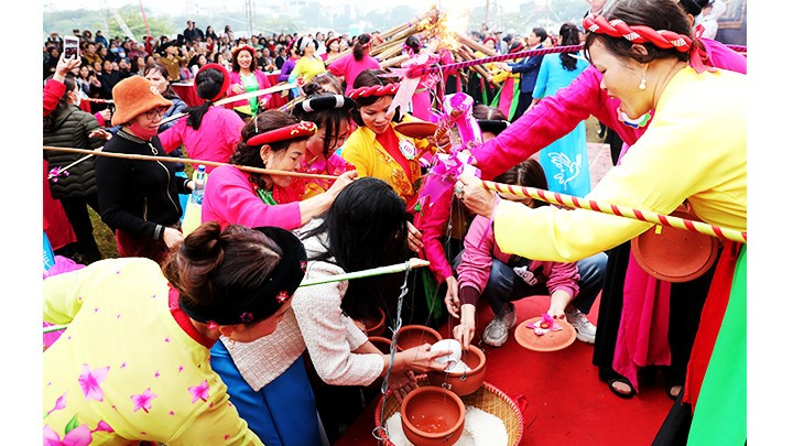 El arroz y el agua se miden por igual para cada equipo.