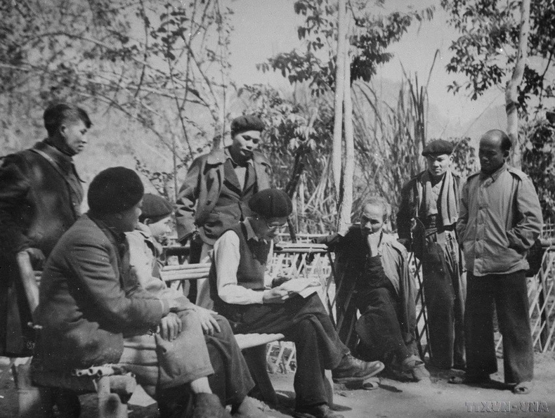 El Presidente Ho Chi Minh habla con los delegados que asistieron al segundo Congreso Nacional del Partido durante el receso (febrero de 1951). (Foto: VNA) El Presidente Ho Chi Minh habla con los delegados que asistieron al segundo Congreso Nacional del Partido durante el receso (febrero de 1951). (Foto: VNA)
