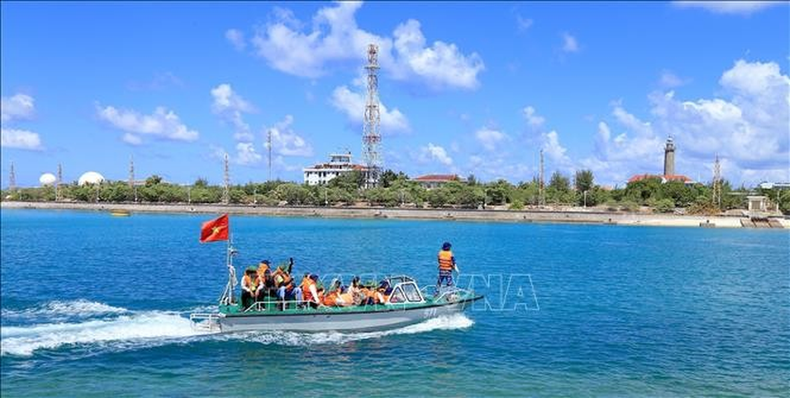 La bandera nacional ondea en bolsas y barcos de soldados navales en una misión. La bandera nacional ondea en bolsas y barcos de soldados navales en una misión.