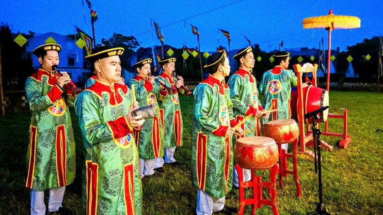 El conjunto de Nha Nhac, expresión del canto ceremonial de la corte imperial de Huế, ataviado con su característica vestimenta tradicional, interpreta melodías ceremoniales. El conjunto de Nha Nhac, expresión del canto ceremonial de la corte imperial de Huế, ataviado con su característica vestimenta tradicional, interpreta melodías ceremoniales.