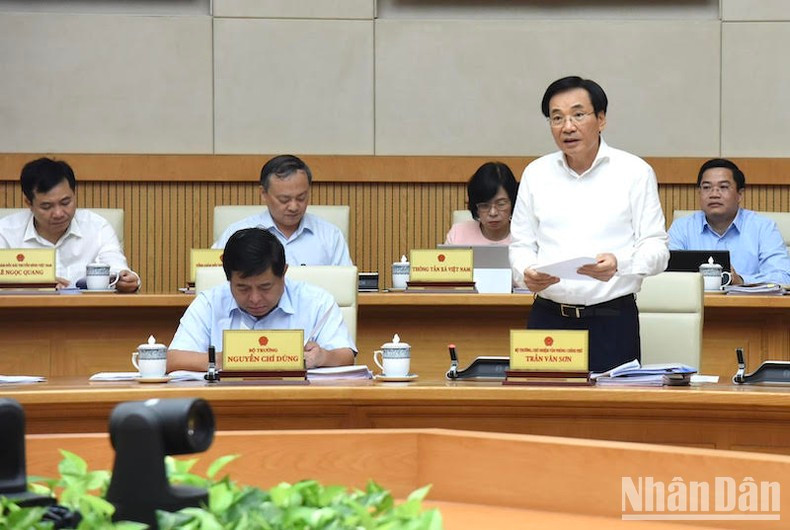 El ministro y jefe de la Oficina del Gobierno de Vietnam, Tran Van Son, habla en el evento.