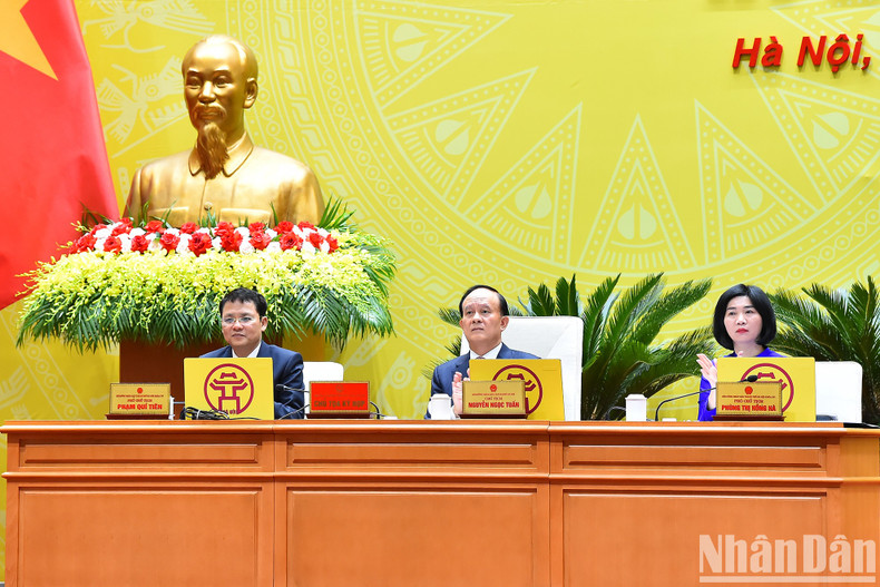 El presidente del Consejo Popular de Hanói, Nguyen Ngoc Tuan, y los vicetitulares de este órgano moderan la reunión.