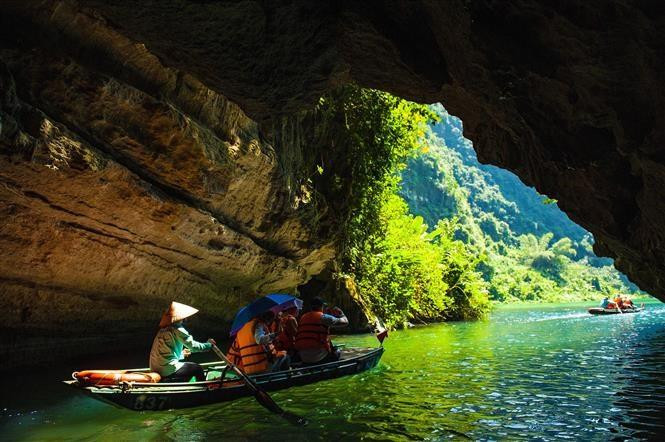 Los visitantes deben experimentar el placer de navegar por el río a través de las cuevas en Trang An. (Fotografía: VNA) Los visitantes deben experimentar el placer de navegar por el río a través de las cuevas en Trang An. (Fotografía: VNA)