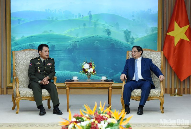 El primer ministro Pham Minh Chinh recibe al general Vong Pisen, comandante en jefe de las Fuerzas Armadas Reales de Camboya. El primer ministro Pham Minh Chinh recibe al general Vong Pisen, comandante en jefe de las Fuerzas Armadas Reales de Camboya.